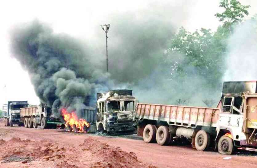 naxal attack नक्सलियों का तांडव जारी, सुकमा हमले के बाद यहां किया 7 वाहनों को आग के हवाले