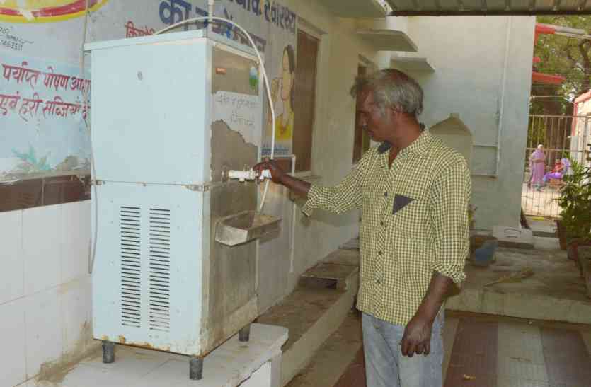 patrika मरीजों के सूखने लगे कंठ, नहीं चल रहे वॉटर कूलर