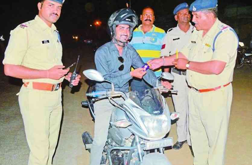 patrika हेलमेट और सीट बेल्ट लगाकर वाहन चलाओगे तो होगा सम्मान