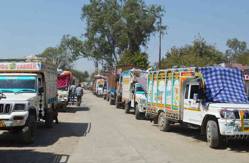 patrika देखें क्यों मंडी के बाहर गुजारी अन्नदाता ने रात