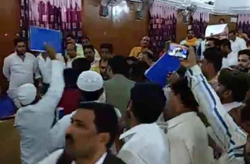 meerut मेरठ नगर निगम की बैठक में वंदे मातरम का हुआ विरोध, राष्ट्रगान के दौरान नारेबाजी