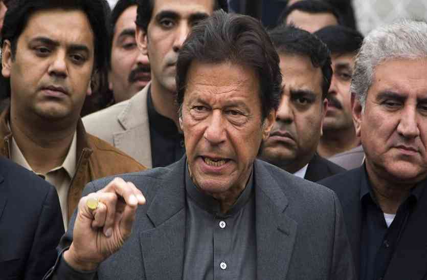 Nawaz Sharif पाकिस्तान में निशाने पर आए राजनेता, नवाज शरीफ के बाद अब इमरान खान पर फेंका गया जूता