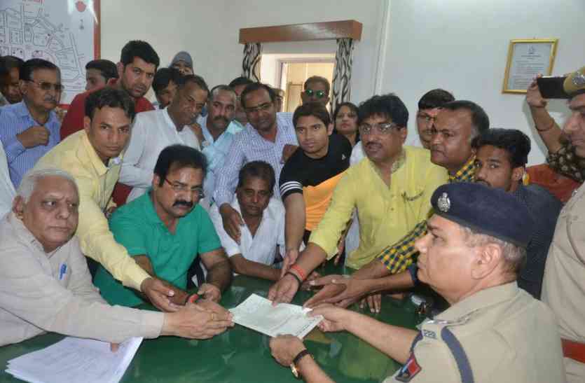 कांग्रेस का प्रदर्शन, सभी थानों में दिया परिवाद. कांग्रेस का प्रदर्शन, सभी थानों में दिया परिवाद