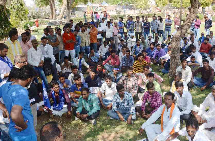 Bhilwara, bhilwara news, Kareda case, demonstrated Collectorate in bhilwara, Latest news in bhilwara, Bhilwara News in hindi, Hindi News in bhilwara, Latest hindi news in bhilwara दलितों से जमीन छीननेे, मकान तोड़ेने तथा मूर्तियां तोड़कर धर्मस्थल ध्वस्त करने के मामले में कलक्ट्रेट पर प्रदर्शन कर मांगा इंसाफ