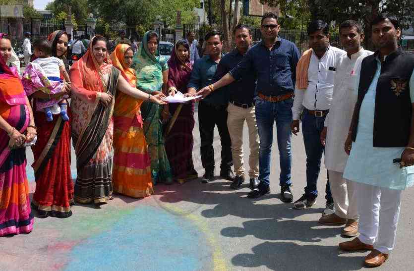 Bhilwara, bhilwara news, Congress councilors performed in bhilwara, Latest news in bhilwara, Bhilwara News in hindi, Hindi News in bhilwara, Latest hindi news in bhilwara बहुमत कांग्रेस का और सरकार ने विपक्ष के पार्षद को बना दिया चेयरमैन