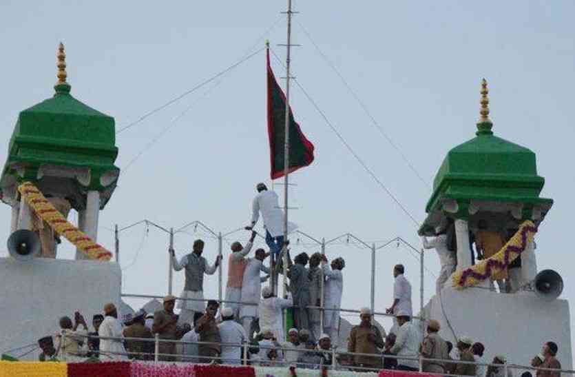 urs 2018 started with flag hosting ceremony in dargah shareef URS FAIR 2018: 25 तोपों की सलामी के साथ शान-ओ-शौकत से कुछ यूं फहराया 806वें उर्स का झंडा, अकिदतमंदों में लगी झण्डे को चूमने की होड़