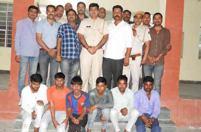 police शादी समारोह से नकदी-गहने चुराने वाले छह जनों को पुलिस ने किया गिरफ्तार