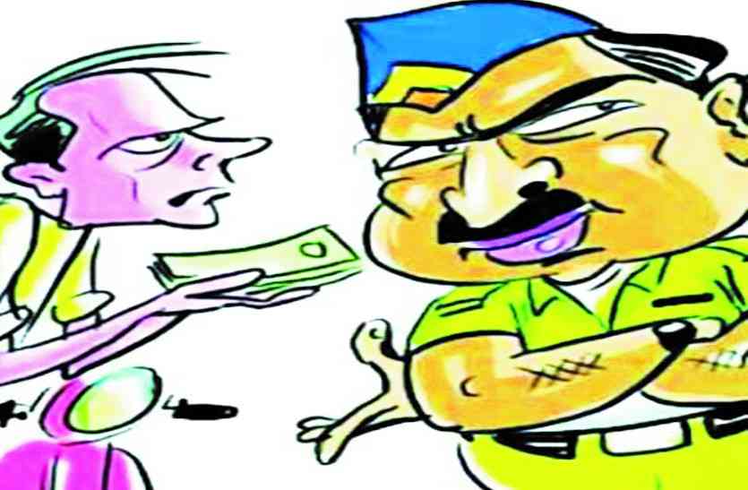 शराब पीकर सड़क पर हंगामा, घर में घुसकर मारपीट करने से लेकर अवैध वसूली कर रहे ये कर्मी शराब पीकर सड़क पर हंगामा, घर में घुसकर मारपीट करने से लेकर अवैध वसूली कर रहे ये कर्मी, पढि़ए खबर...