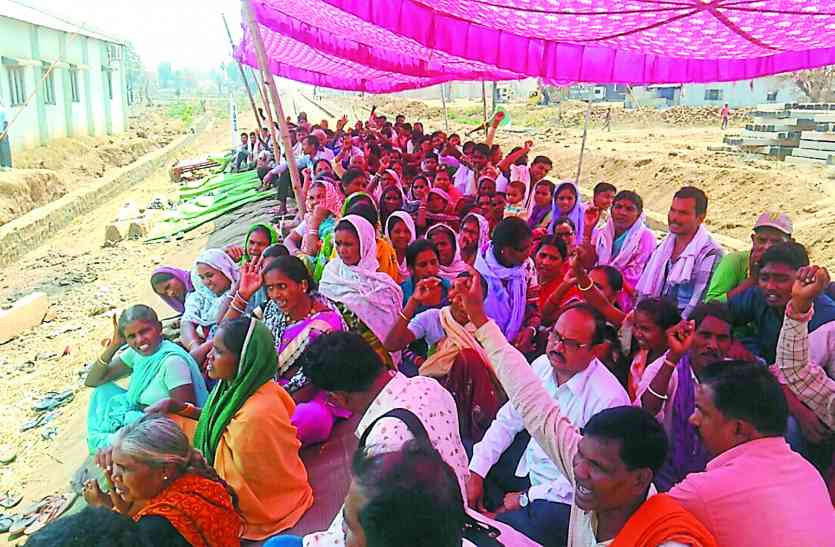 farmer's protest अपनी मांगों को लेकर रेल की पटरी पर बैठ किसानों ने किया प्रदर्शन