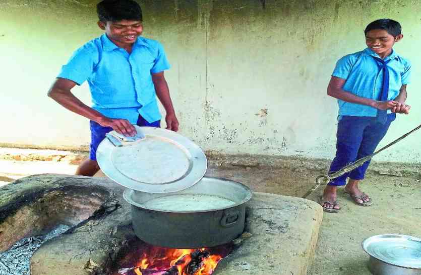 परीक्षा की तैयारी को नजरअंदाज कर परीक्षा की तैयारी को नजरअंदाज कर, बच्चे ये काम करने को मजबूर, जानें क्या है मामला