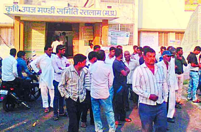 patrika भड़के किसान: रतलाम मंडी बंद क्यों नहीं कर देते, मंदसौर मंडी में है यहां से अच्छी व्यवस्था