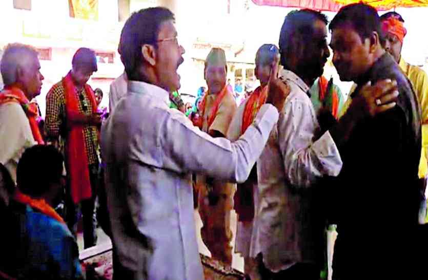 CG Politics ये कैसी जनसंपर्क पद यात्रा : सवाल पूछते ही भाजपा नेता आग बबूला हो गए, पढि़ए पूरी खबर