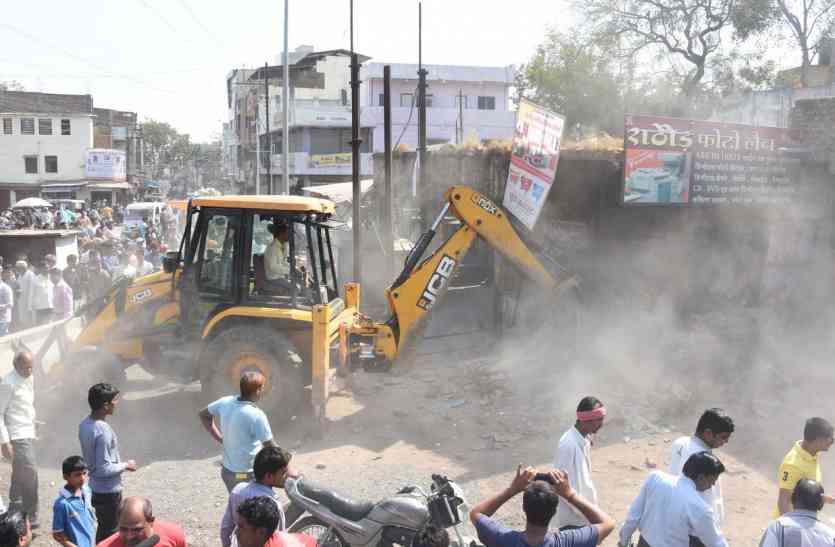 Patrika कोर्ट का आदेश मिलते ही मशीने लेकर निकल पड़े प्रशासन के अफसर