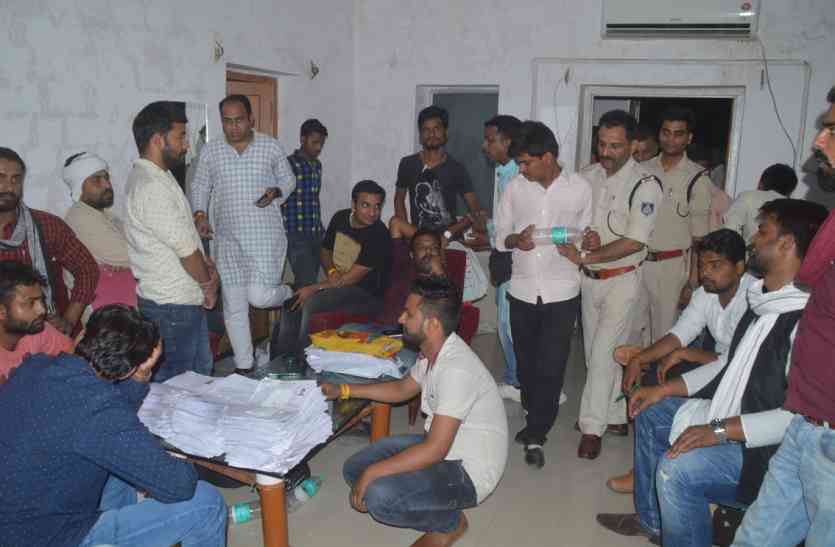 rewa युवा कांग्रेस के कार्यकर्ताओं ने पर्यवेक्षक पर किया पथराव, बुलानी पड़ी पुलिस