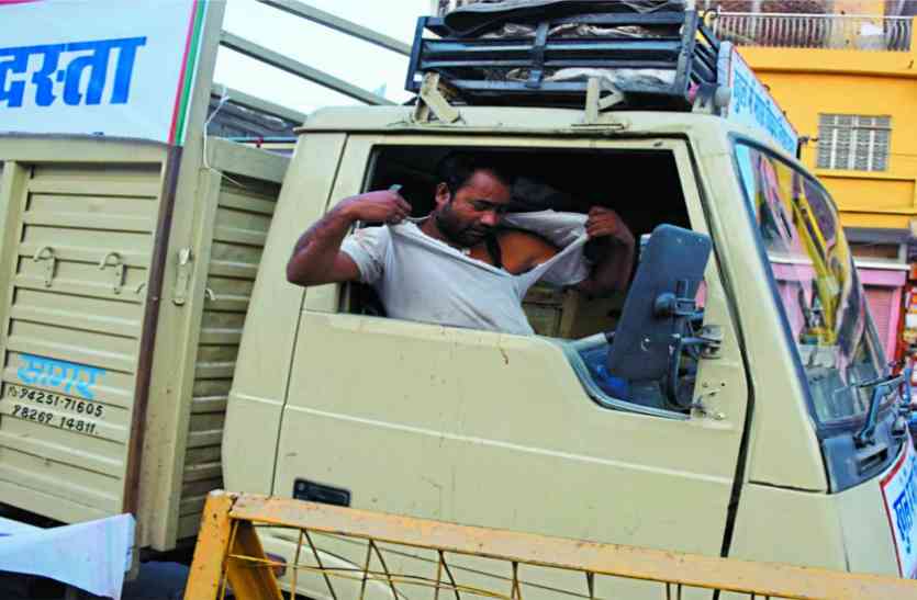 Illegal meat sellers show dabangai, municipal driver's beaten अवैध मांस विक्रेताओं ने दिखाई दबंगई, नगर निगम के ड्राइवर को पीटा