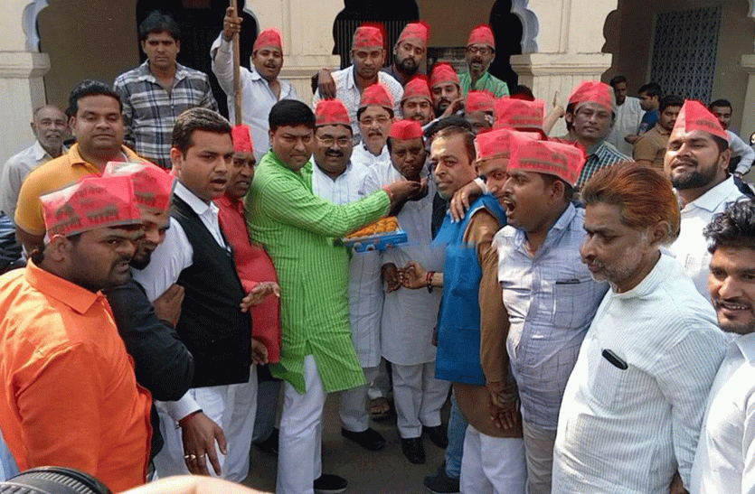 Samajvadi Party celebrates victory of Gorakhpur Foolpur by-election जीत का जश्न : मिशन 2019 के लिए सपा बसपा को मिली संजीवनी जीत की ख़ुशी में नाचे सपाई