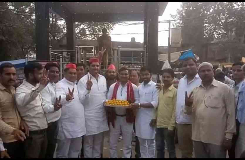 Samajwadi party #by election result : गोरखपुर फूलपुर उपचुनाव में जीत पर सपा नेताओं का जश्न, कहा जनता अखिलेश यादव के साथ
