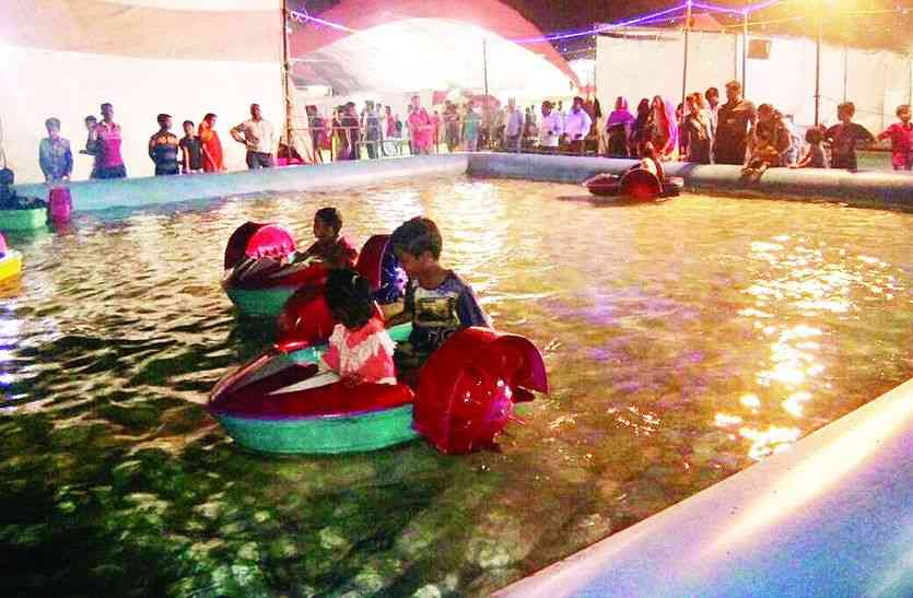 वाटर पार्क का आनंद लेते बच्चे वाटर पार्क में बोटिंग का लुत्फ