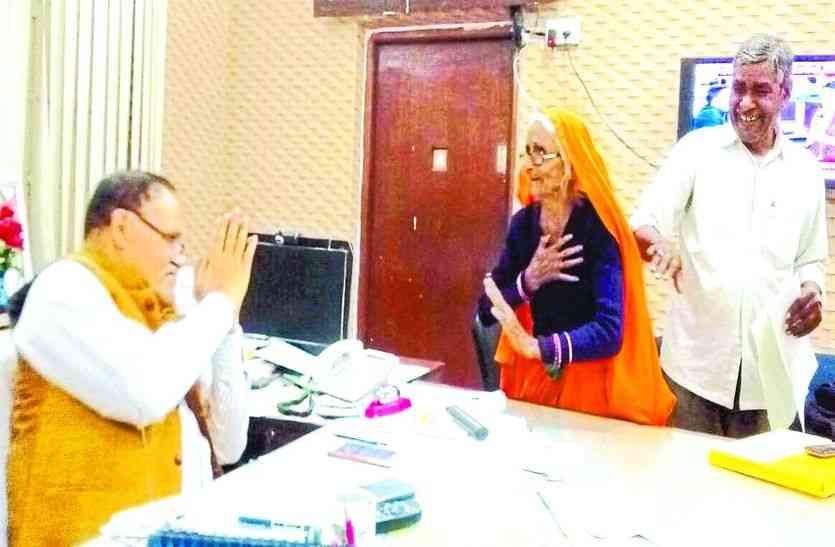 जिला कलक्टर केसी वर्मा व सहेजी देवी वृद्धा सहेजी देवी के होंठों पर सजी मुस्कान