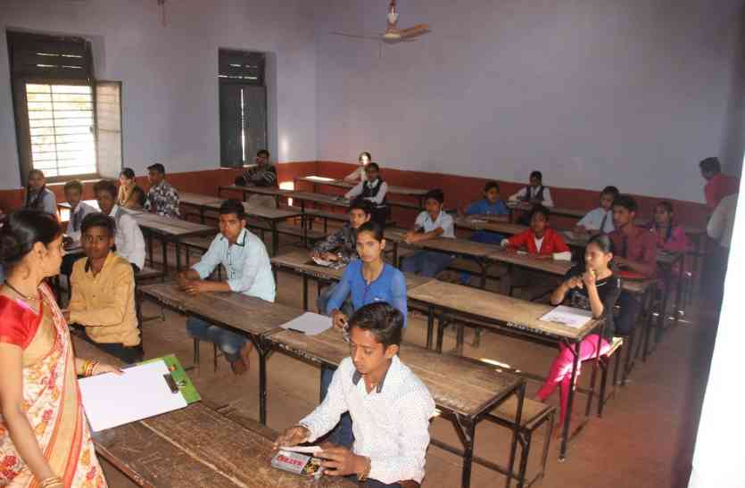 Board examination, fake examiner, arrest, action, case filed, shivpuri news, shivpuri news in hindi, mp news तैयारी कर रहा था एएसआई की, परीक्षा देने जा पहुंचा 12वीं की