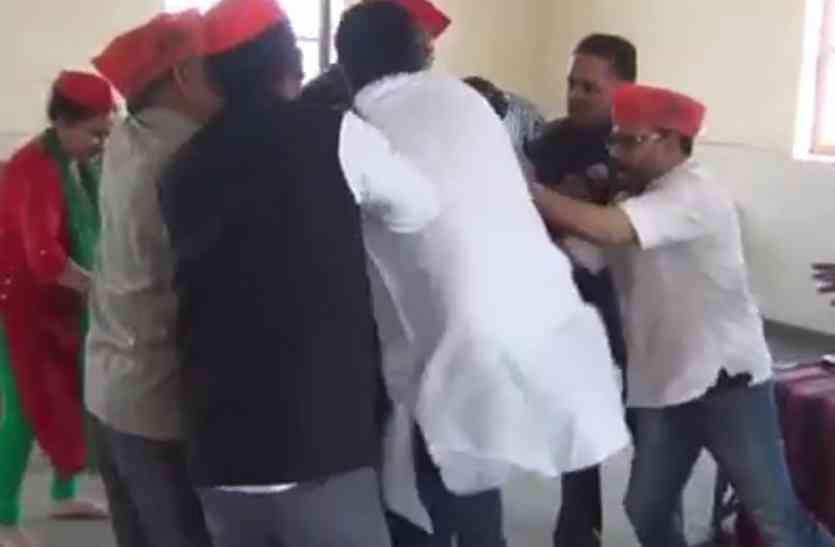 meerut जीत के जश्न में सपाइयों में चल गए लात-घूंसे, कपड़े भी फट गए...