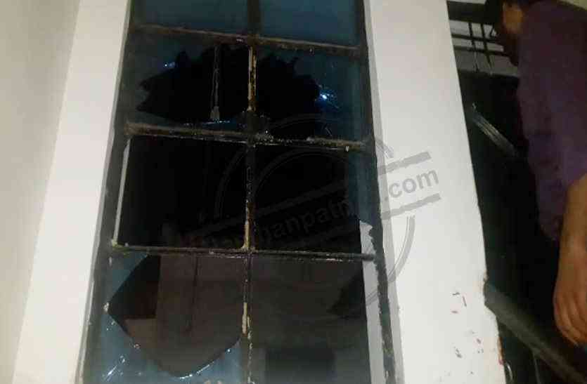 Bhilwara, bhilwara news, deserted house rammed thief in bhilwara, Latest news in bhilwara, Bhilwara News in hindi, Hindi News in bhilwara, Latest hindi news in bhilwara सूने मकान में घुसा चोर, भीड़ जमा हुई तो भाग छूटा