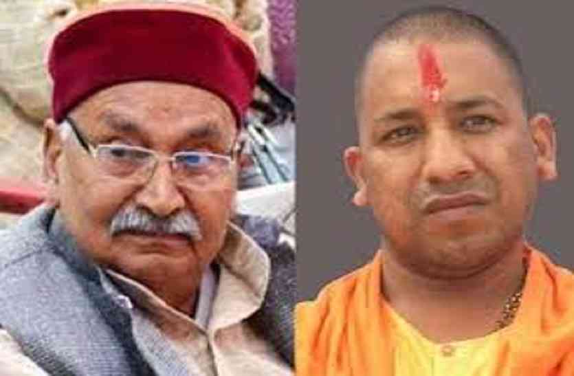 CM Yogi Adityanath and Harishankar Tiwari पूर्वांचल के बड़े बाहुबली हरिशंवर तिवारी के हाता पर सीएम योगी ने पड़वाया था छापा, गोरखपुर चुनाव में दरक गया किला