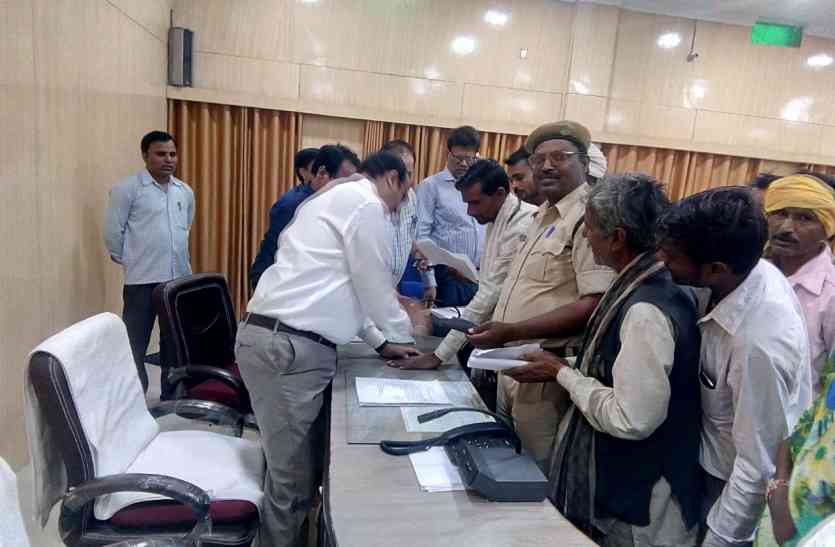 Beti Rescue-Beti Teach Campaign, Hand Sealed Seal जनसुनवाई में कलेक्टर नेे चलाया बेटी बचाव-बेटी पढ़ाओ अभियान,हाथ में लगाई सील