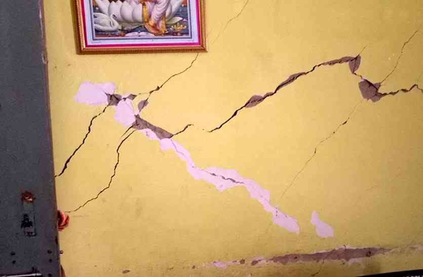 कस्तूरबा गांधी बालिका आवासीय विद्यालय जर्जर भवन में एक सौ सत्रह जिंदगी ले रही है शिक्षा, दीवारों में 2से5 इंच चौड़ी दरारें बनी