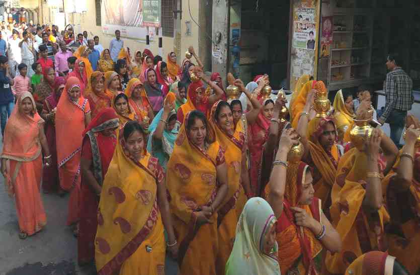 शोभायात्रा श्रीजी की मूर्तियों की प्राण-प्रतिष्ठा पर निकाली शोभायात्रा, श्रद्धालुओं ने पुष्पवर्षा कर किया स्वागत