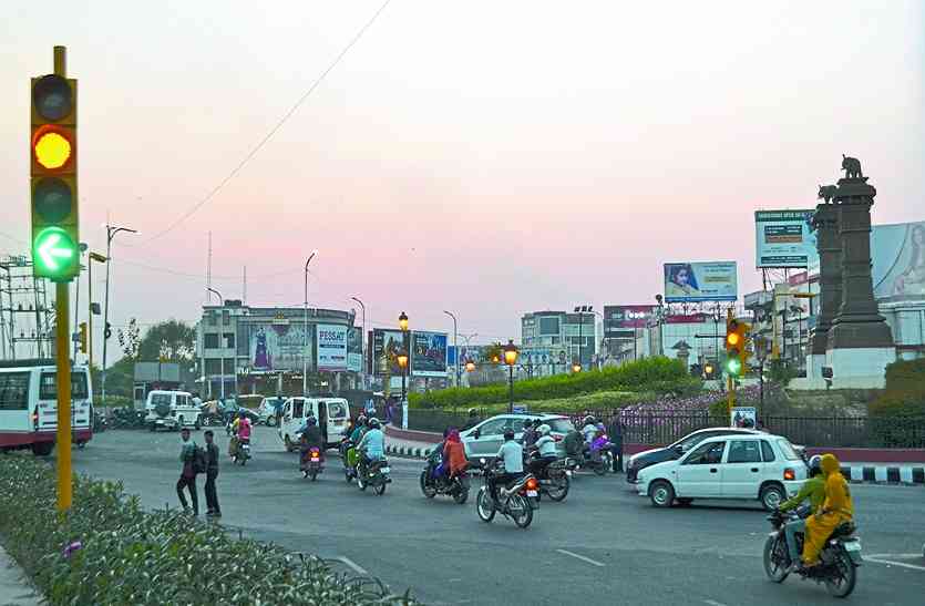 Traffic Signal Lights सिग्नल लाइटें कंट्रोल नहीं कर पाई कोटा का ट्रेफिक, एरोड्राम से झालावाड़ रोड तक वाहनों की लग रही लंबी कतार