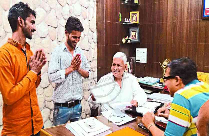 bhilwara, bhilwara news, Jugaad recommends for transfers in bhilwara, Latest news in bhilwara, Bhilwara News in hindi, Hindi News in bhilwara, Latest hindi news in bhilwara तबादलों के लिए चलेगा सिफारिश का जुगाड़, नेताओं के दर पर भीड़