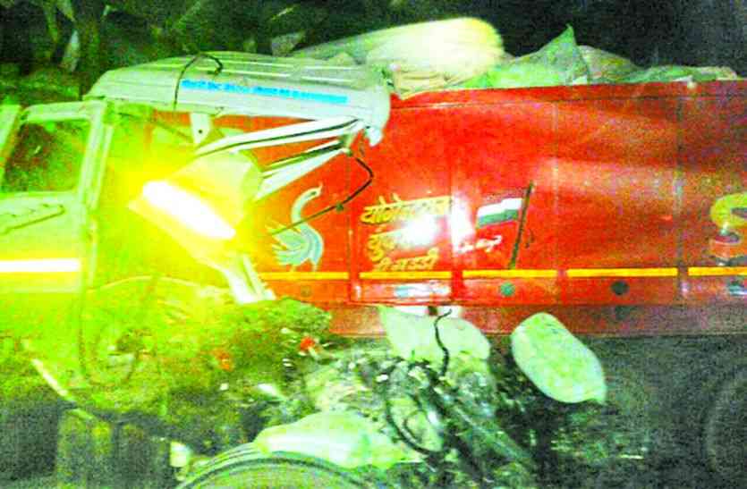 Road Accident News आगे चल रहे ट्रक से भिड़ा दूसरा ट्रक, चालक-खलासी की मौत