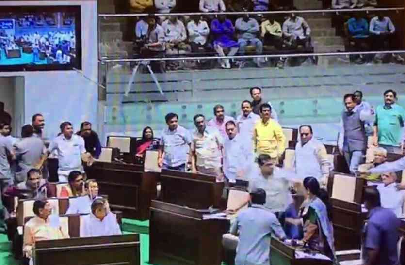 Ruckus in Gujarat Assembly, Two Congress MLAs suspended for 3 Yrs गुजरात विधानसभा में चले लात-घूंसे, कांग्रेस के दो विधायक तीन वर्ष के लिए निलंबित