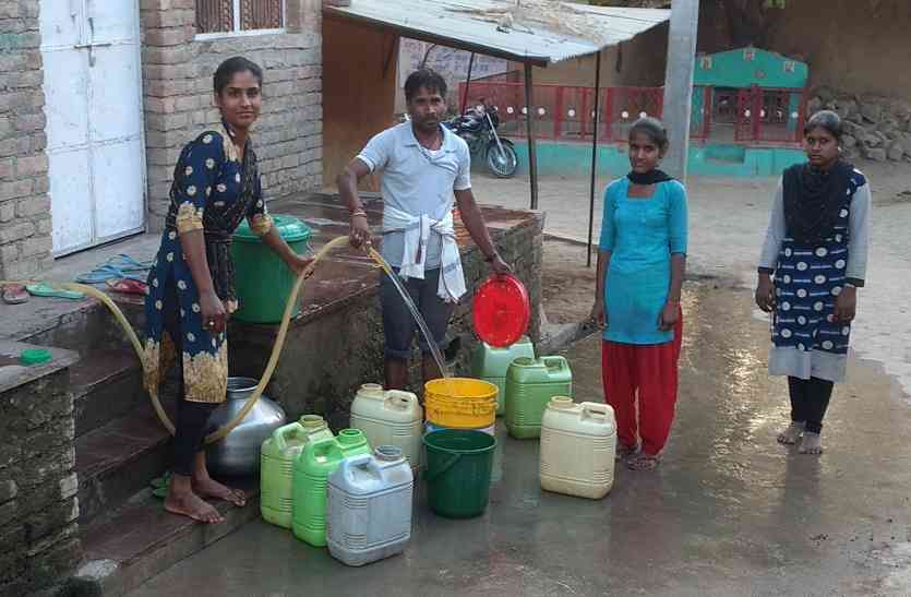 अभी से पानी को लेकर हाहाकार,गर्मी में आ सकता है महासंकट.जानिए पानी लेने के लिए क्या-क्या करना पड़ता है महिलाओं को... अभी से पानी को लेकर हाहाकार,गर्मी में आ सकता है महासंकट.जानिए पानी लेने के लिए क्या-क्या करना पड़ता है महिलाओं को...