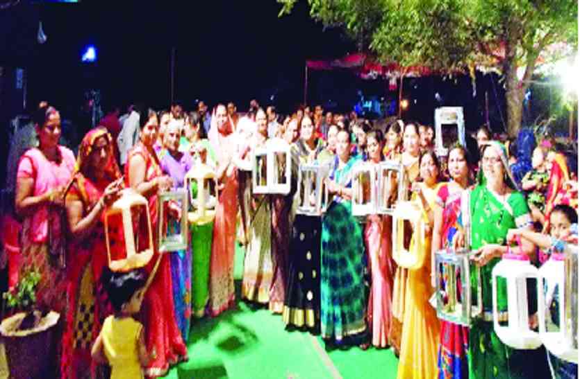 jhabua पक्षियों के लिए पानी रखने महिलाओं को सकोरे बांटे