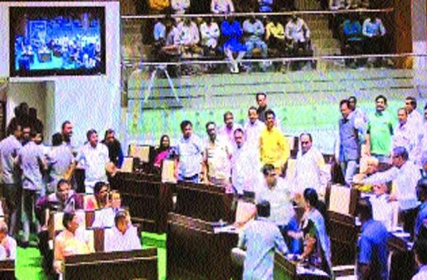 Gujarat Assembly विधानसभा में सत्ता-विपक्ष में लात घूंसे