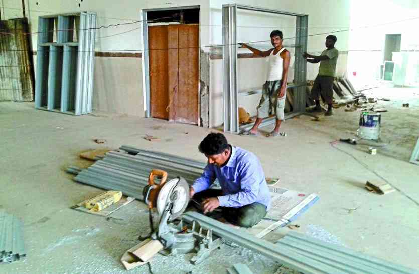 Worker completing job at hospital १३ करोड़ की लागत से बन रहे इस जच्चा-बच्चा केंद्र से सुधरेगी मासूमों की सेहत, मिलेगी यहां ये खास स्वास्थ्य सुविधा