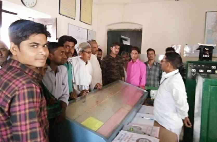 dausa rail news नौ घंटे बंद रहा फाटक, लोगों ने किया विरोध