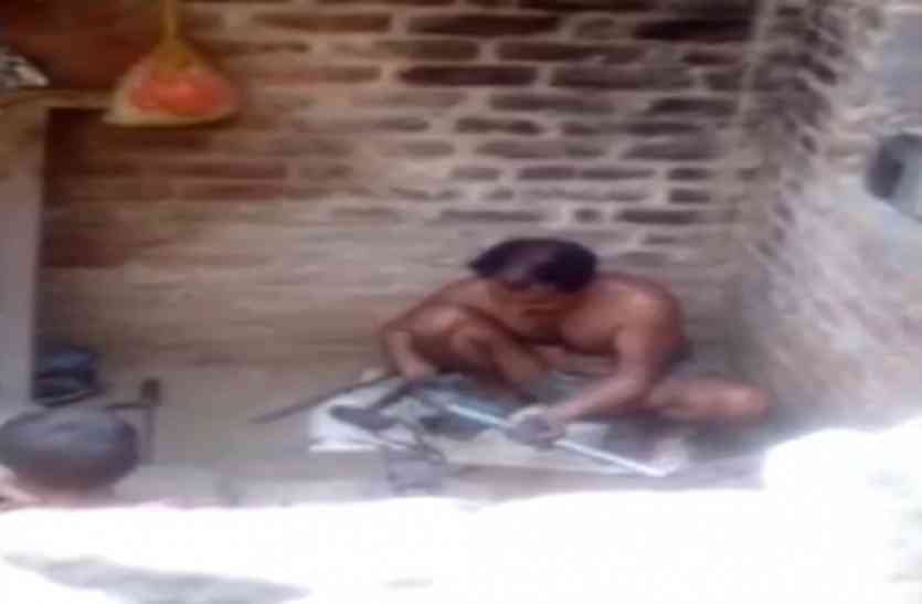 gonda योगी सरकार में निडर हुआ ये अपराधी, खुलेआम बना रहा असलहा