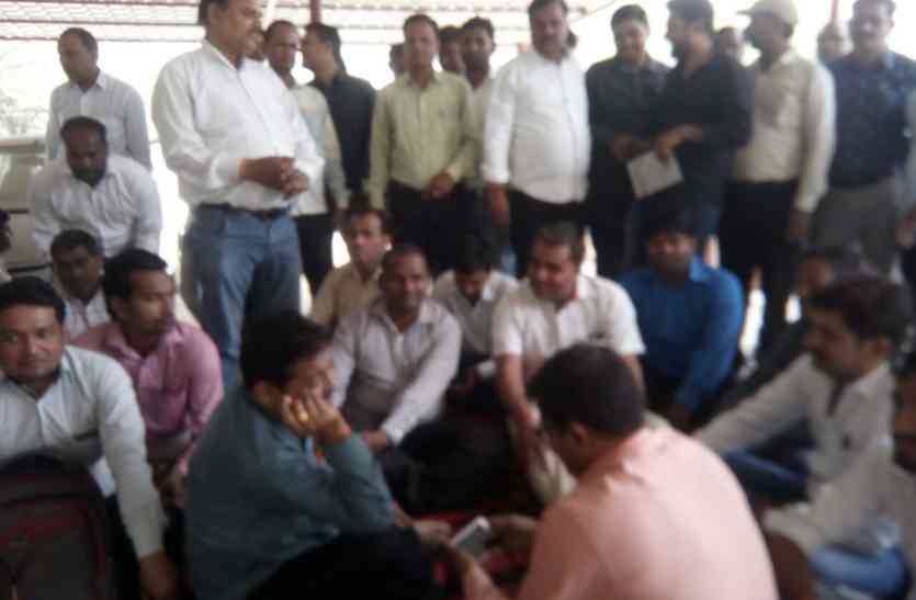 Gram Panchayat Officer भाजपा विधायक के विरोध में धरने पर ग्राम पंचायत अधिकारी, दी बड़ी चेतावनी