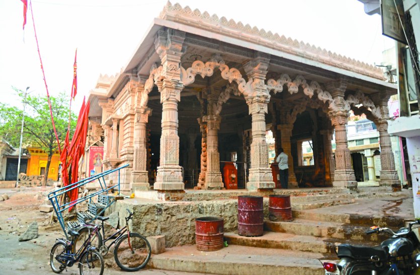 mandir सज रहे मां के दरबार और पूजा पंडाल
