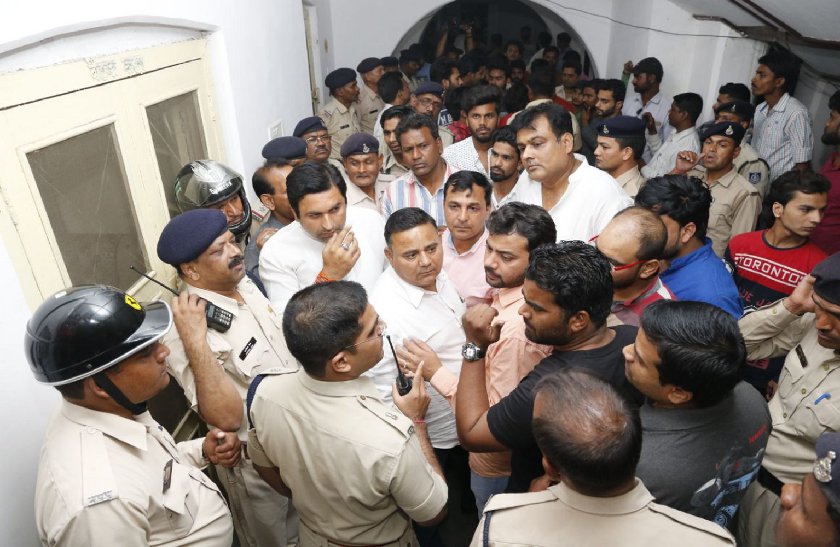 nsui jabalpur सर्किट हाउस में युवक कांग्रेस की सदस्यता फॉर्म में लगी आग, देर रात तक चला हंगामा