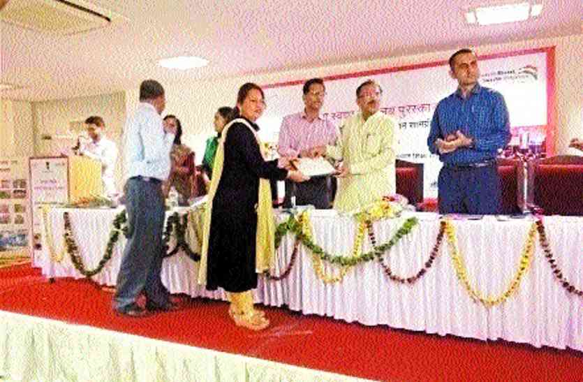school 10 बीजीएम को मिला राज्य स्तरीय स्वच्छ विद्यालय पुरस्कार