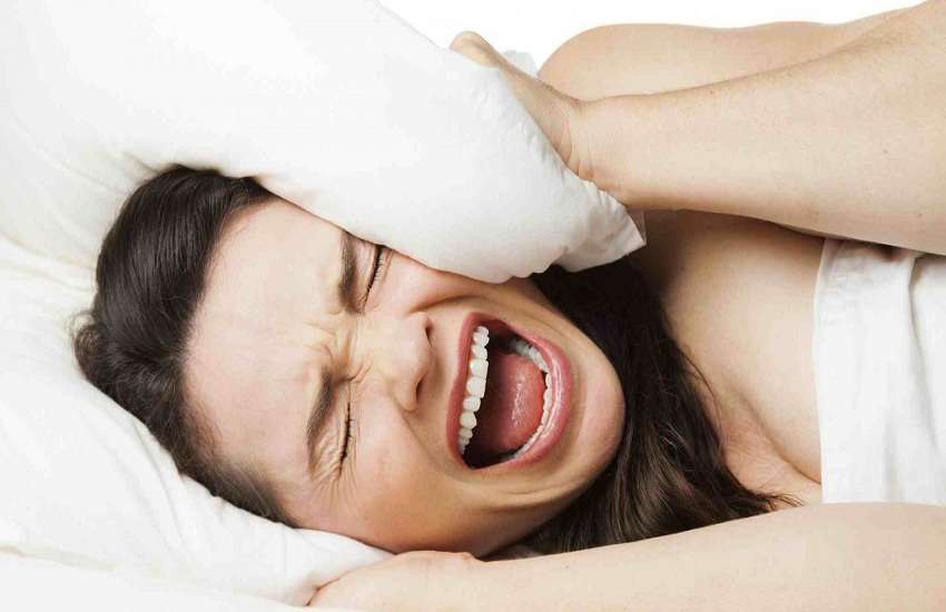 raat main nakhun katna