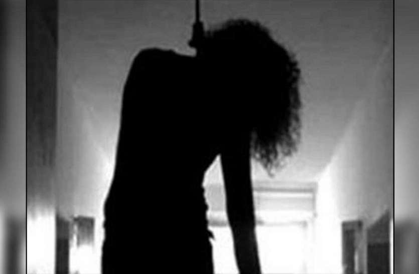 young woman suside hindi news युवती के हाथ में था कागज का टुकड़ा, उसने पढ़ा और लटक गई फांसी पर