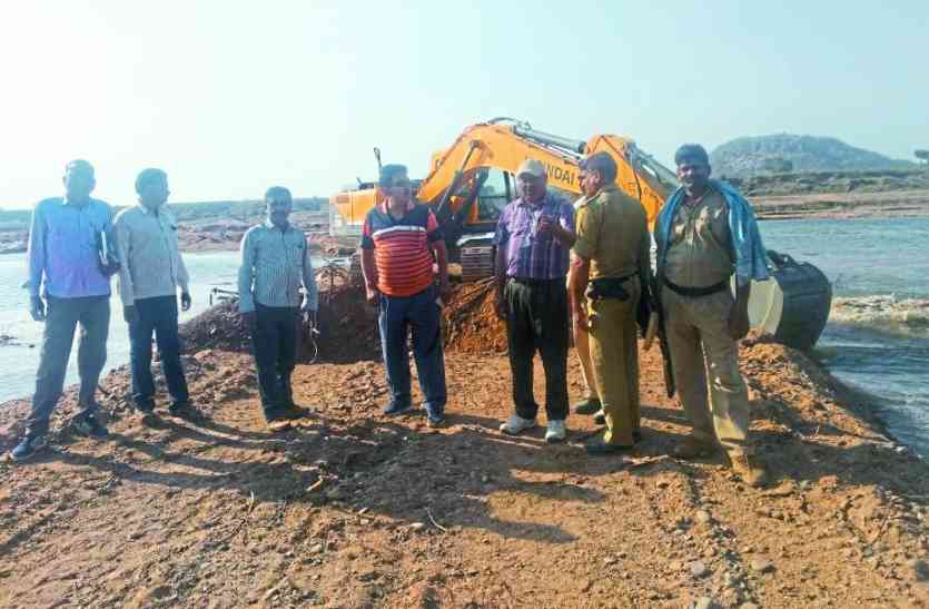 Sand mafia blocks canal on Ken river in Panna Madhya Pradesh पन्ना की जिगनी रेत खदान पर SDM की दबिश, पुल सहित केन नदी पर बने 6 रास्तों को किया ध्वस्त