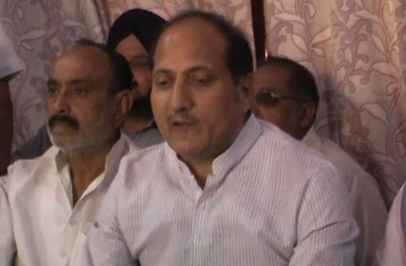 Suresh Rana मर्यादा भूले सीएम योगी के मंत्री, इनकी कुर्सी पर बैठे दिया भाषण