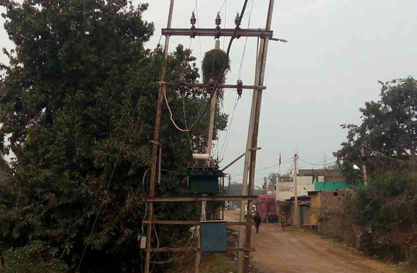 सपोर्ट लगाकर थामा ट्रांसफार्मर का पोल मेनरोड किनारे के तिरछे पोल कर रहे सुधार की मांग