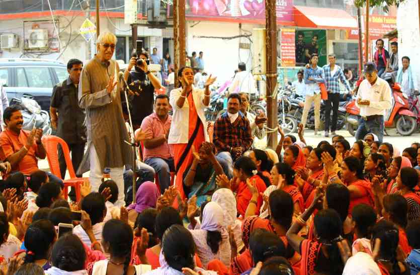 TS with Anganwadi workers हड़ताल पर बैठीं आंबा कार्यकर्ताओं से मिले नेता प्रतिपक्ष, कहा- 2019 में हमारी सरकार आएगी तो...